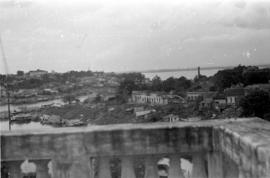 Vista do Palácio Rio Negro, com igarapé e rio Negro ao fundo