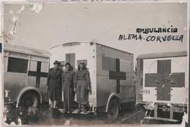 Virgínia e duas enfermeiras em frente a uma das ambulâncias alemãs capturadas na cidade de Paroll...