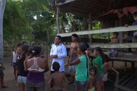 Manuel Pupo conversando com habitantes da aldeia Jutaí