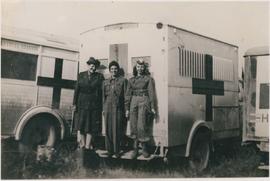 Virgínia e enfermeiras em frente à ambulância alemã